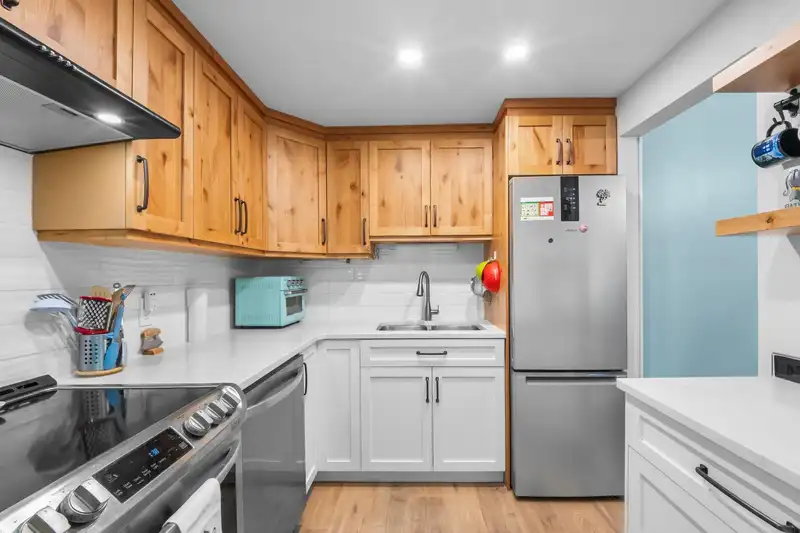 105 225 MOWAT STREET - photo 1 of 32