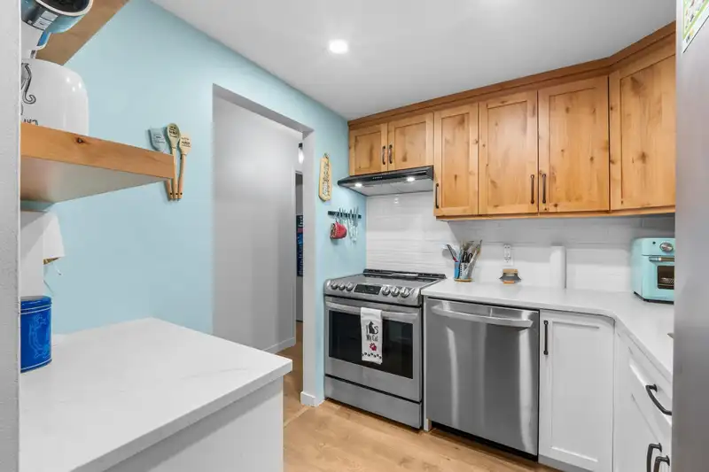 105 225 MOWAT STREET - photo 2 of 32