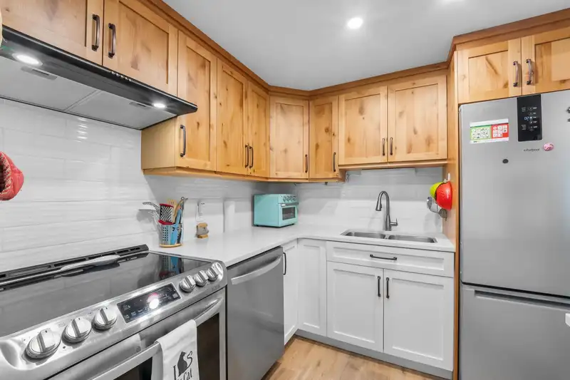105 225 MOWAT STREET - photo 3 of 32