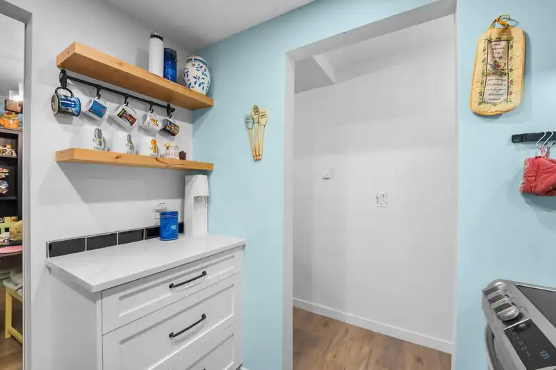 105 225 MOWAT STREET - photo 4 of 32
