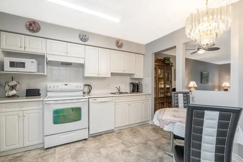 206 13860 70 AVENUE - photo 4 of 39