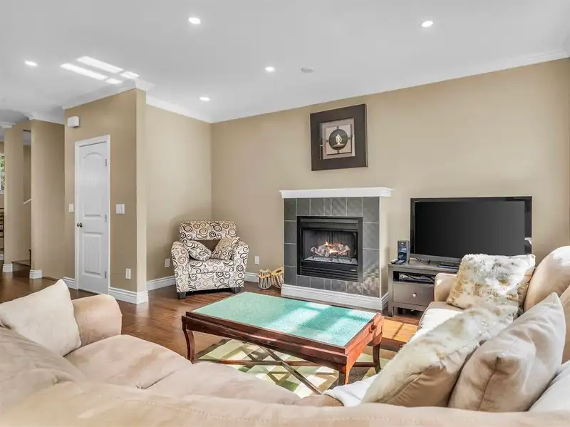 61 7518 138 STREET - photo 4 of 40