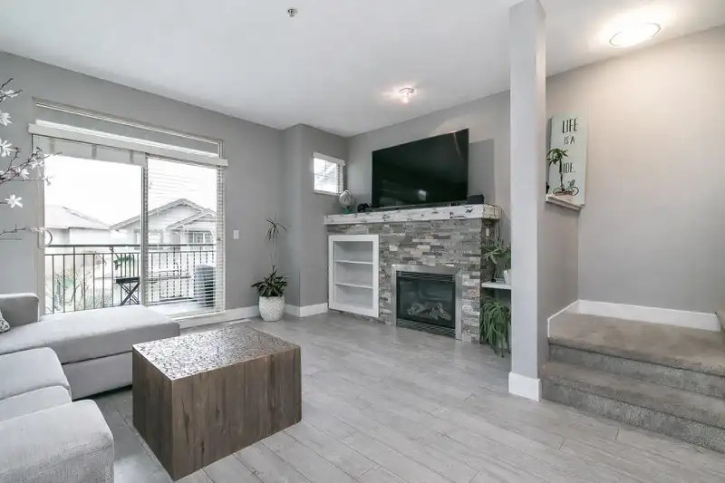 10 20326 68 AVENUE - photo 2 of 18