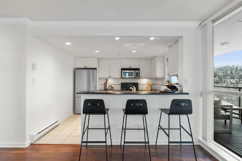 1805 235 GUILDFORD WAY - photo 4 of 23