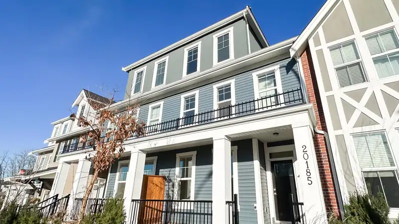 20185 83 AVENUE - photo 3 of 34