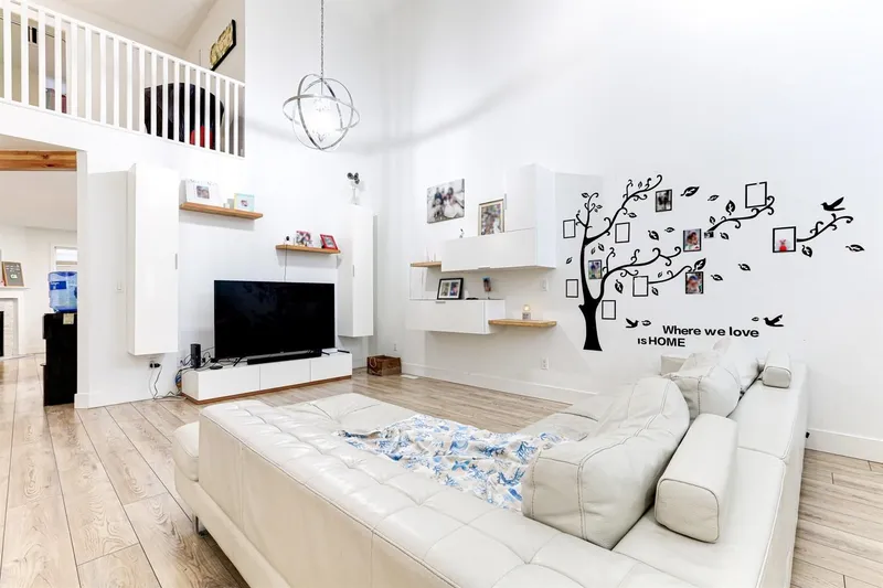 6 16995 64 AVENUE - photo 4 of 25