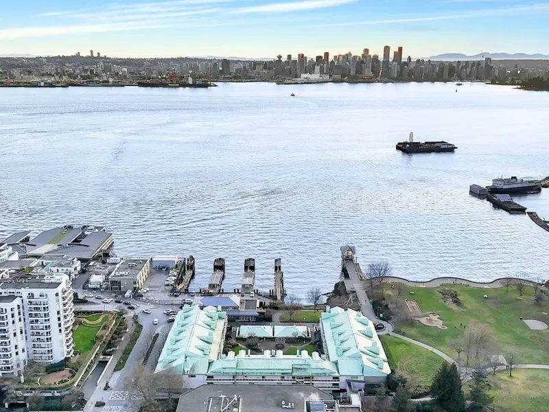 1306 33 CHESTERFIELD PLACE - photo 2 of 25