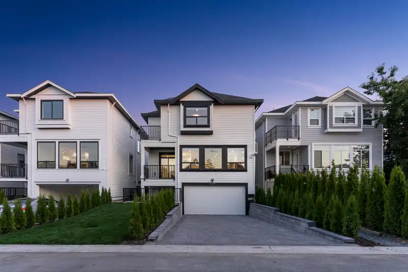 14145 60A AVENUE - photo 4 of 38