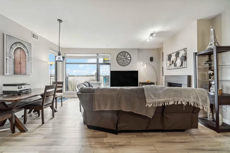 201 14300 RIVERPORT WAY - photo 2 of 25