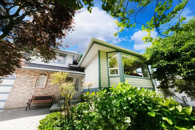 11458 90 AVENUE - photo 2 of 36