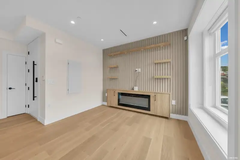1620 E 53RD AVENUE - photo 3 of 40