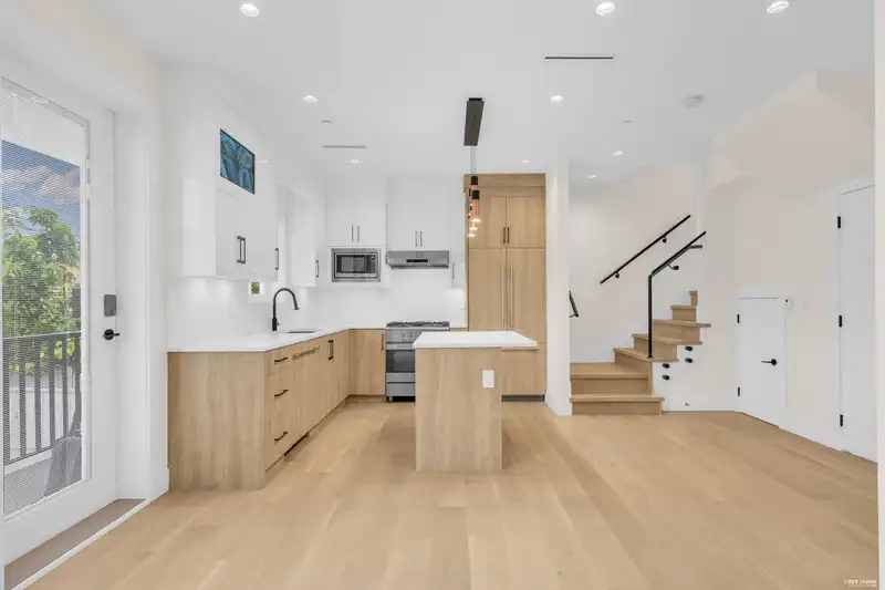 1620 E 53RD AVENUE - photo 4 of 40