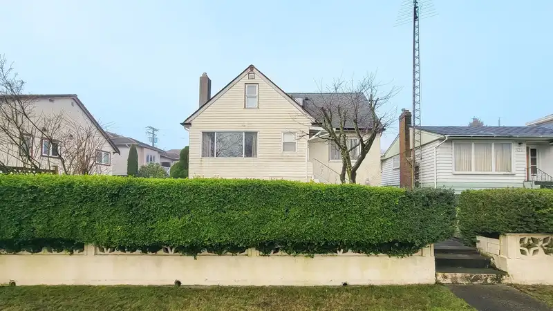 8245 SELKIRK STREET - photo 1 of 40