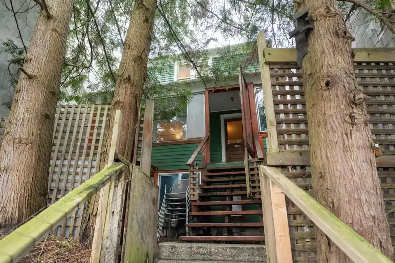 1828 TRIUMPH STREET - photo 1 of 25
