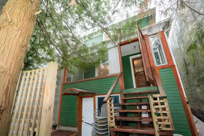 1828 TRIUMPH STREET - photo 2 of 25
