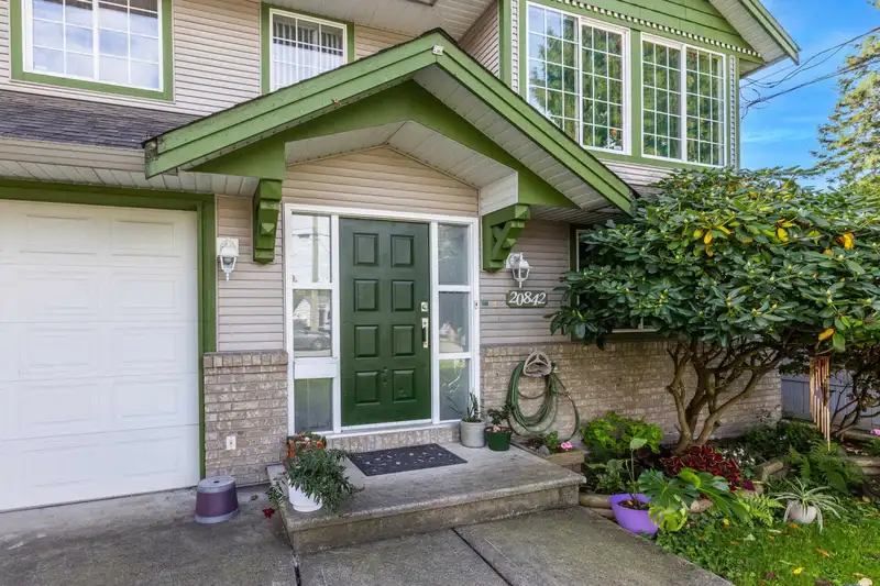 20842 52 AVENUE - photo 3 of 40