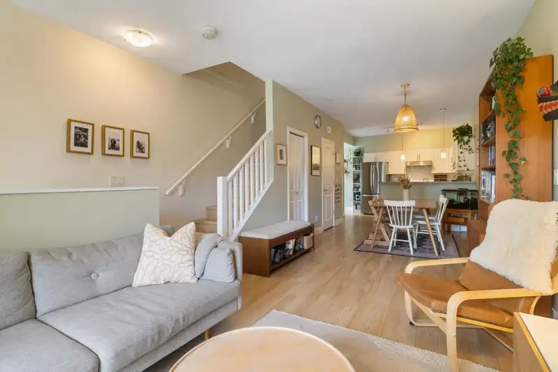 210 4458 ALBERT STREET - photo 3 of 35