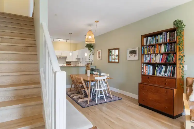 210 4458 ALBERT STREET - photo 4 of 35