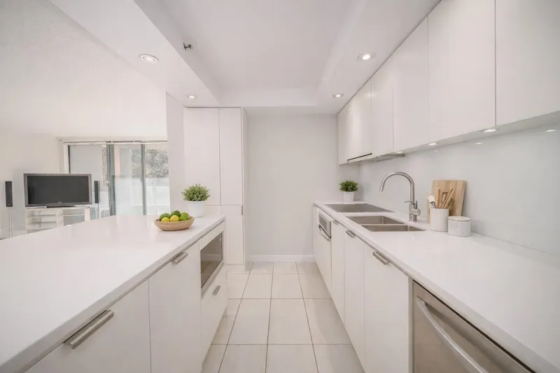 302 518 W 14TH AVENUE - photo 2 of 21