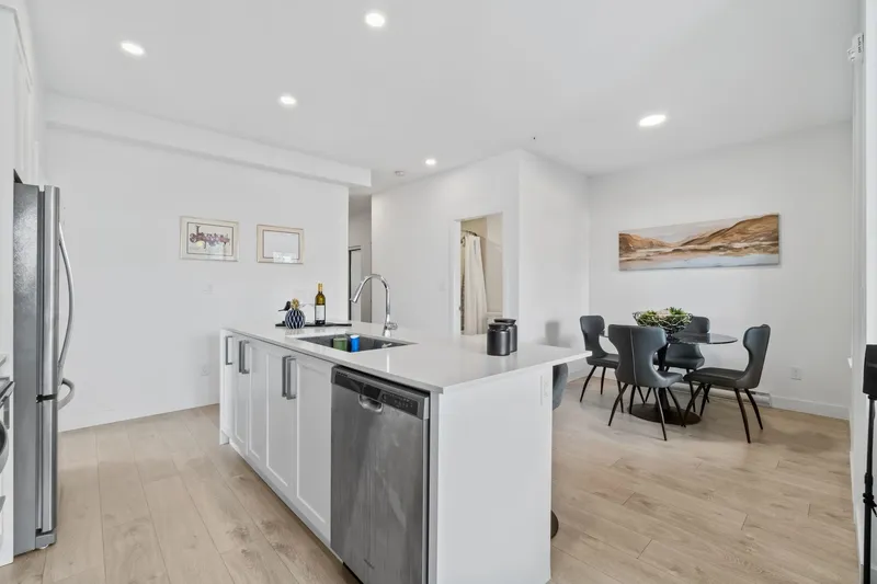 301 808 GAUTHIER AVENUE - photo 3 of 25