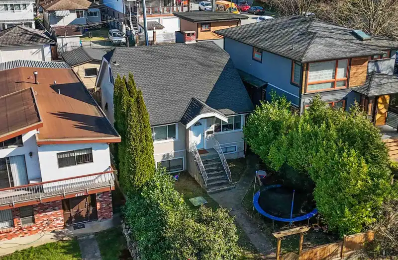 4890 DUMFRIES STREET - photo 2 of 5