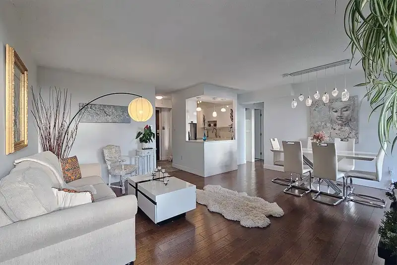 1001 3771 BARTLETT COURT - photo 2 of 40
