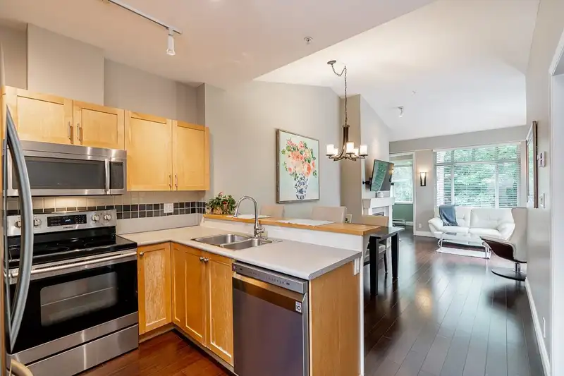 314 1675 W 10TH AVENUE - photo 3 of 22