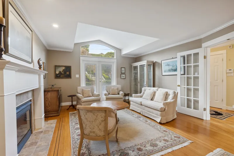 1274 ESQUIMALT AVENUE - photo 4 of 25