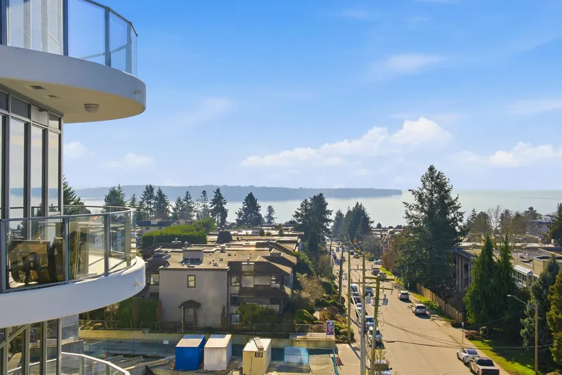 602 1500 MARTIN STREET - photo 2 of 24