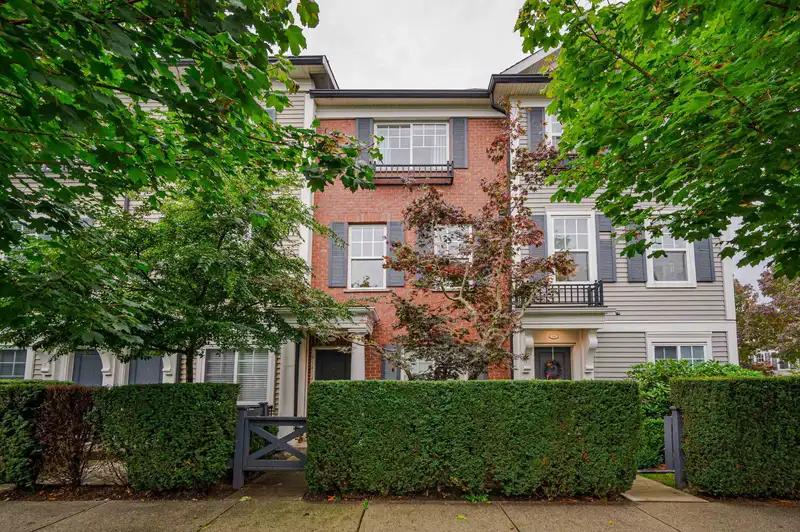 89 7233 189 STREET - photo 1 of 32