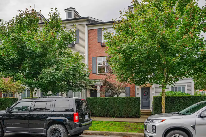 89 7233 189 STREET - photo 2 of 32