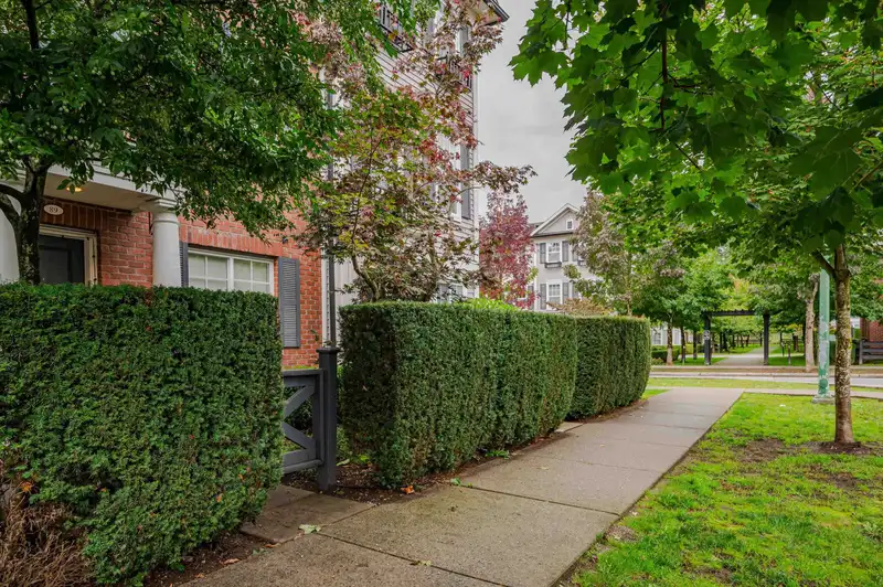 89 7233 189 STREET - photo 3 of 32