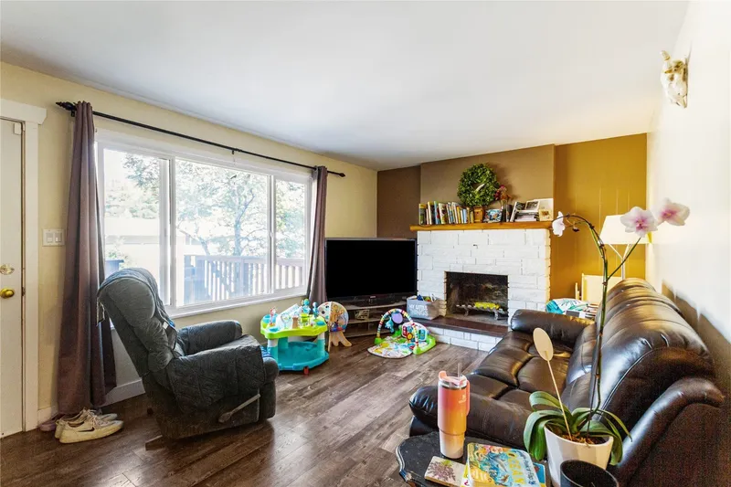 648 WILLOW STREET - photo 3 of 25