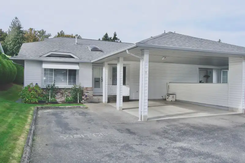 7 3055 TRAFALGAR STREET - photo 1 of 33