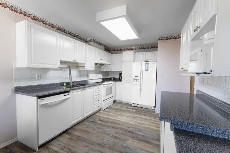 203 9310 KING GEORGE BOULEVARD - photo 3 of 26