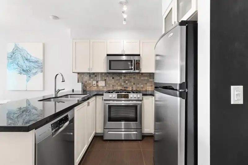 304 405 SKEENA STREET - photo 4 of 31