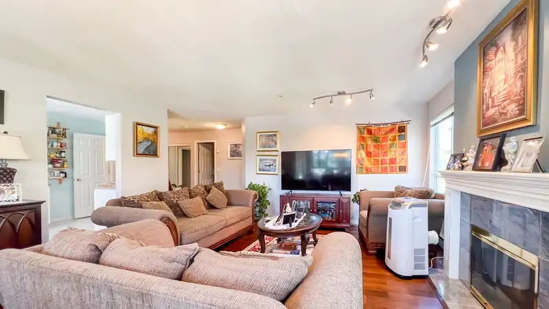 202 15375 17 AVENUE - photo 3 of 25