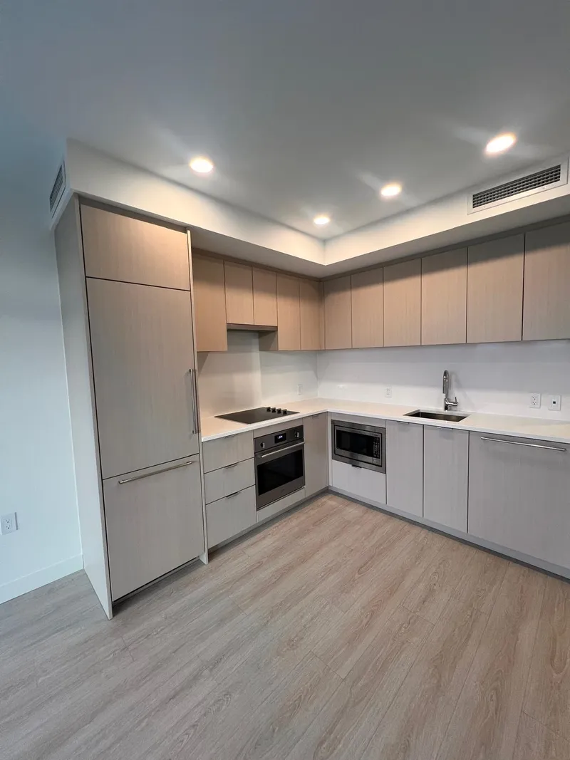 606 13675 107A AVENUE - photo 1 of 12