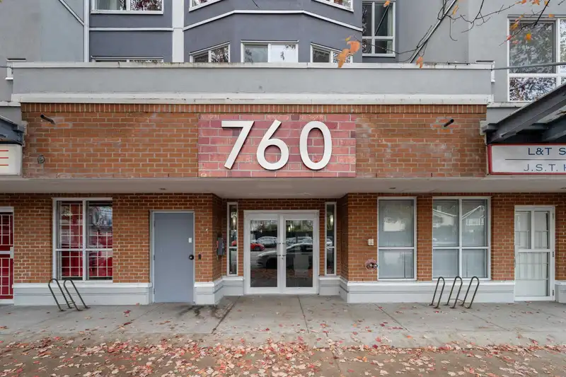 208 760 KINGSWAY - photo 2 of 36