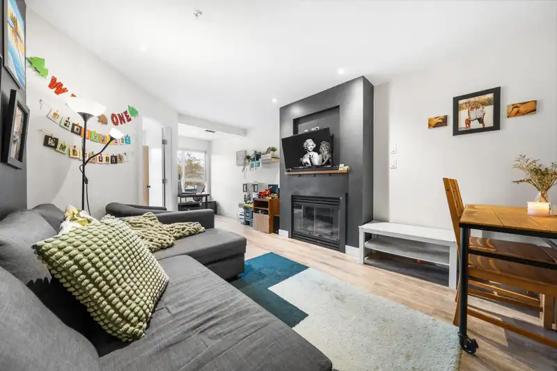 208 760 KINGSWAY - photo 4 of 36