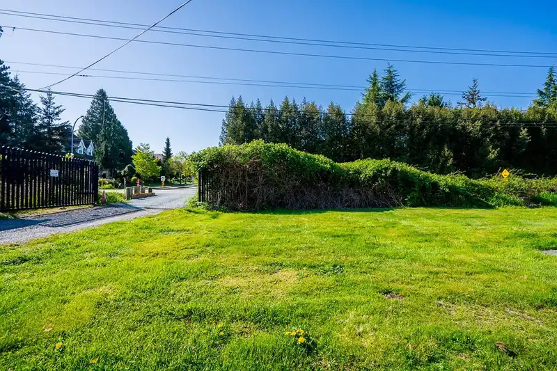 15675 40TH AVENUE - photo 3 of 39