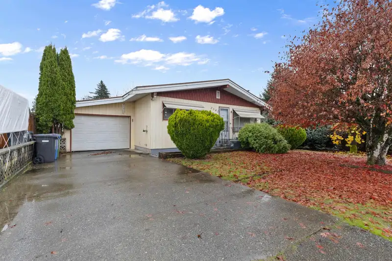 2142 SANDALWOOD CRESCENT - photo 1 of 22