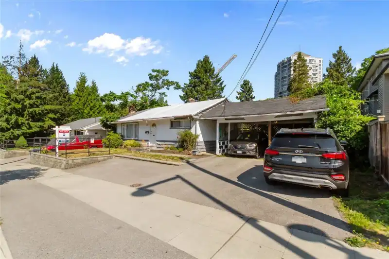 13897 100 AVENUE - photo 1 of 14
