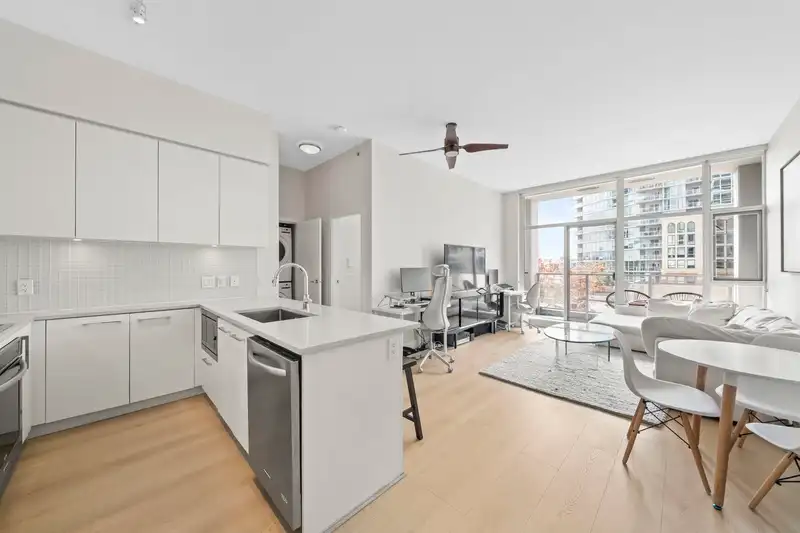 601 668 COLUMBIA STREET - photo 2 of 23