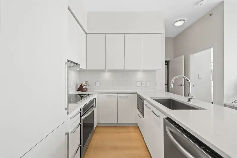 601 668 COLUMBIA STREET - photo 3 of 23