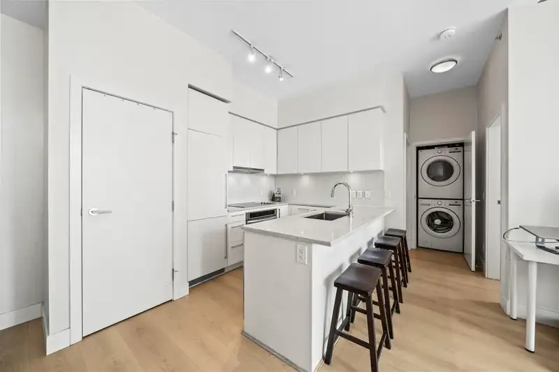 601 668 COLUMBIA STREET - photo 4 of 23
