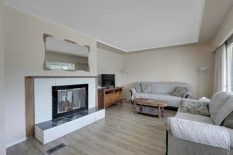 6407 LOUGHEED HIGHWAY - photo 4 of 40
