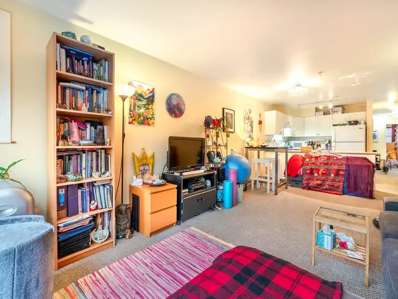 306 663 GORE AVENUE - photo 4 of 17