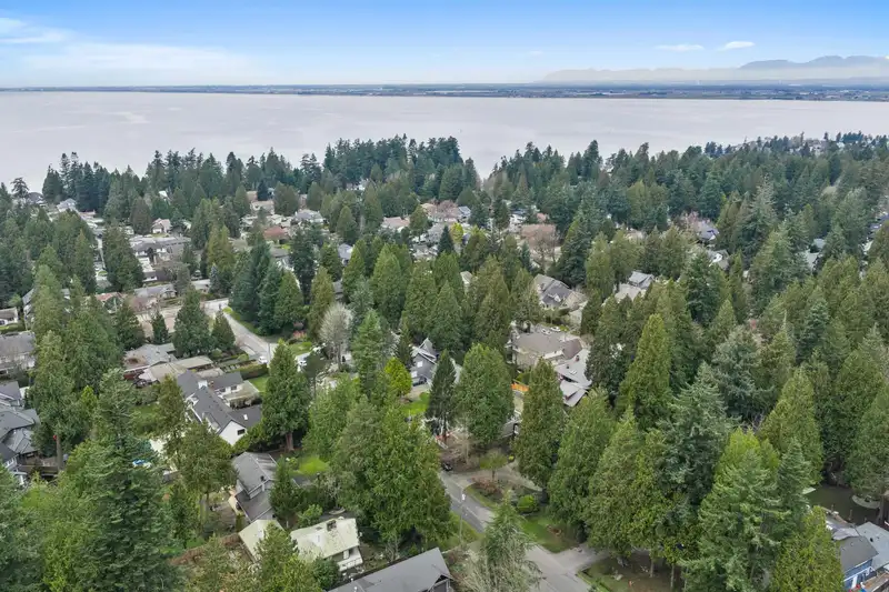12489 23 AVENUE - photo 4 of 14