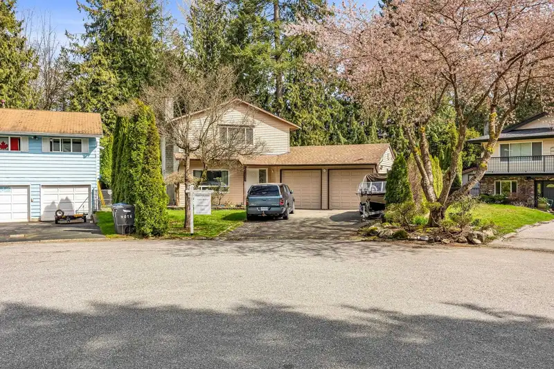 14693 101A AVENUE - photo 2 of 35